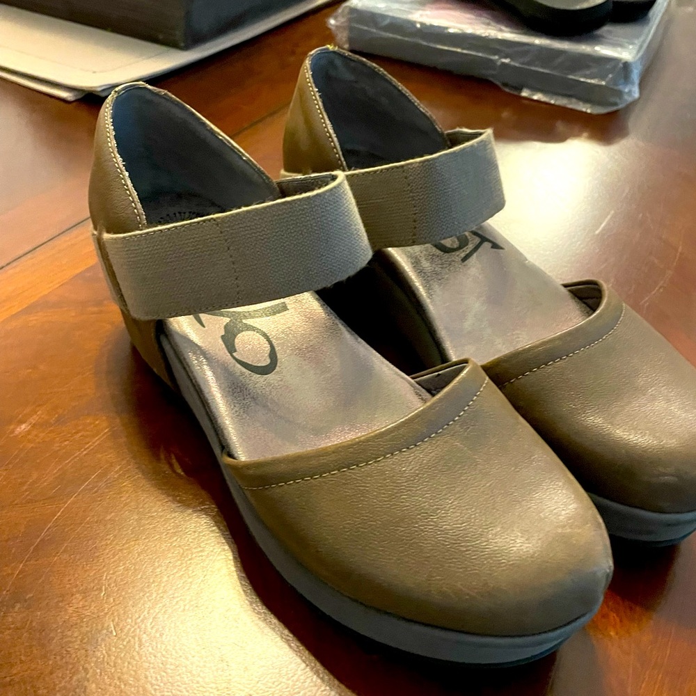 Grey/green sandals